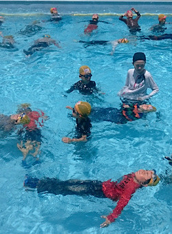 beginner swimming lesson